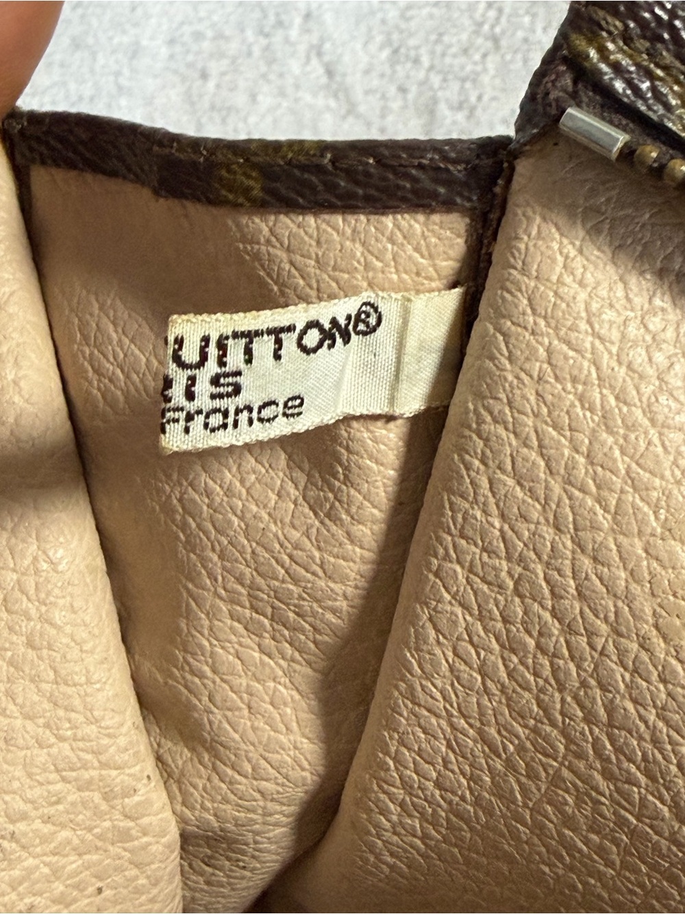 šLouis Vuitton Monogram Canvas Toiletry Pouch 26 - Picture 10 of 14